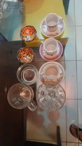 Conjuntinho com xícara, copos, jogo americano e porta panetone