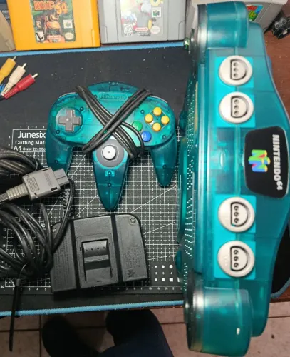 Nintendo 64 na caixa com berço 