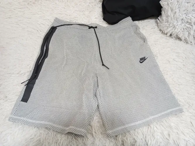 Bermuda Nike tipo moleton tamanho G usada