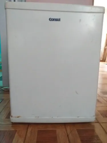 Vendo frigobar Consul 76L/ 220v, ótimo estado de conservação, gela perfeitamente. 