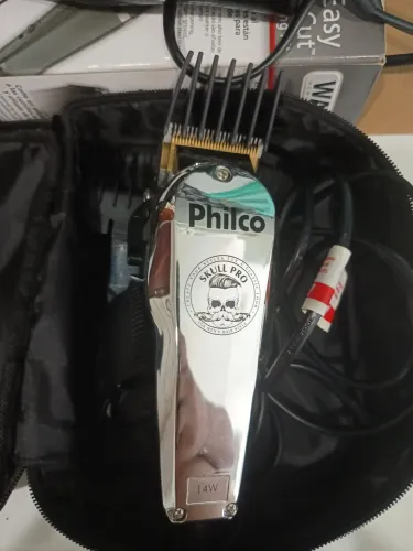 Três máquinas de cortar cabelo 