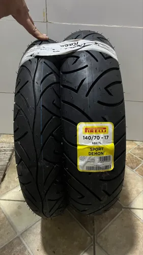 Pneus FZ25 novos