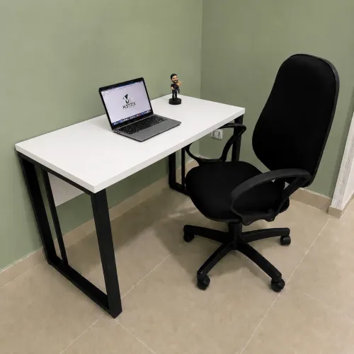 Mesa Happy com tampo branco pés industrial preto