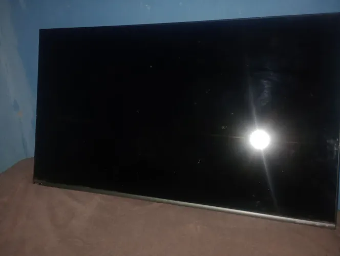 2 tv quebradas uma de 32 polegadas e a outra de 50 polegadas