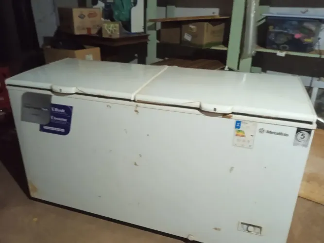 VENDO UM FRIZER 546 LITROS SEMINOVO APENAS 10 MESES DE USO MARCA METAL FRIO . 3.800