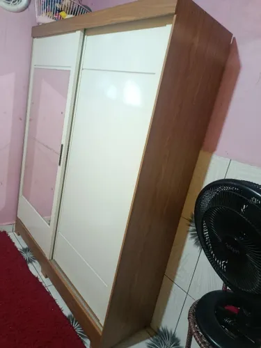 Vendo um roupeiro de 2 portas de correr grande,ele está montado