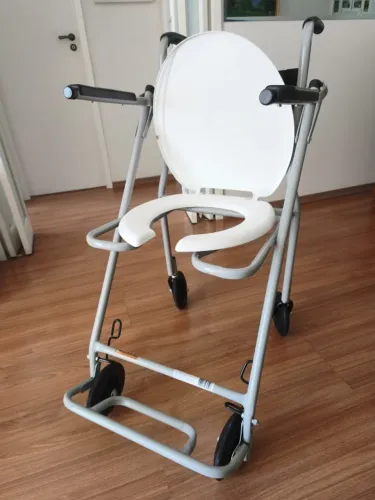 Cadeira de banho higiênica com rodas - 90kg - 2 meses de uso