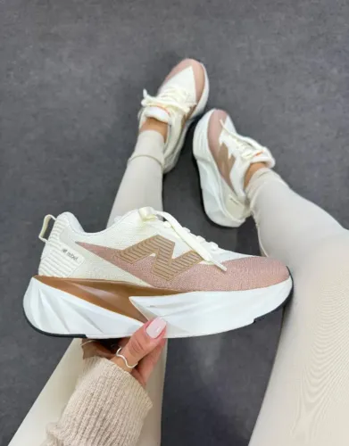 Tenis New balance Fuel Cell rebel Off  caramelo 