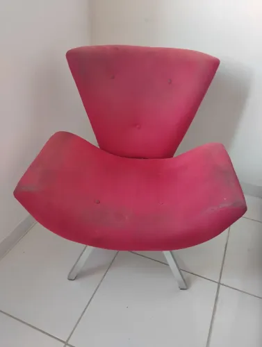 Poltrona Decorativa Vermelha Moderna | Estrutura Metálica | Usada