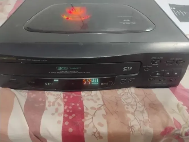 CD PLAYER GRADIENTE 03 CD´S CARROSSEL E FUNCIONANDO BEM .