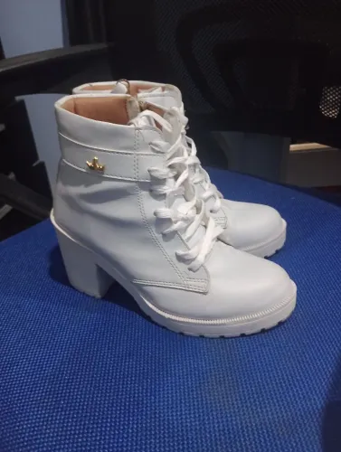 Bota branca salto grosso tratorada (coturno feminino)