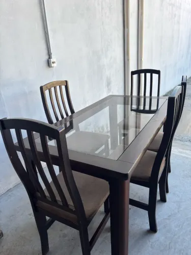 Mesa de jantar com cinco cadeiras no Ribeirão da Ilha