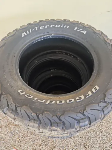 Vendo 4 pneus BFgoodrich 275/65 18