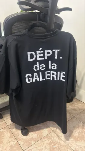 Camiseta gallery dept