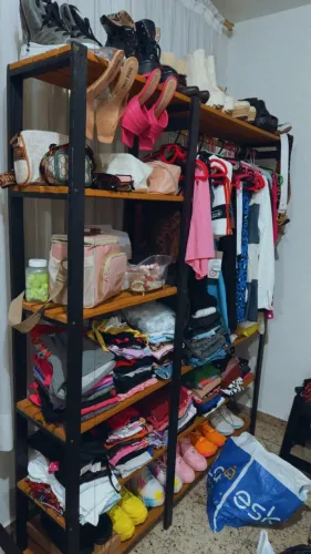 Estante com roupas