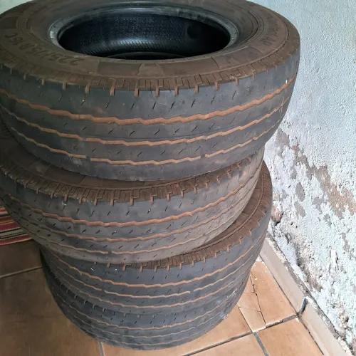 Vende-se pneu por 300 reais.