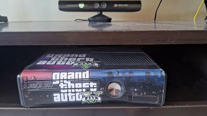 XBox 360 destravado e estilizado, com mais de 100 jogos.