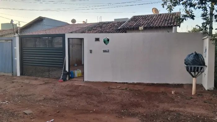 Casa no Jardim das Nações/3 Quartos (1 Suíte)/Cozinha Planejada/Portão Eletrônico