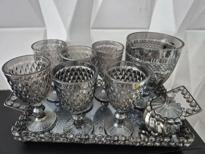 Linda bandeja com jarra, taças e potiche