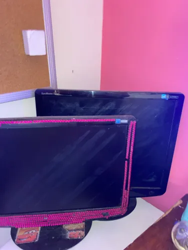 Vendo 2 Monitores pra pc 500 cada