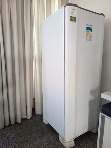 Vendo geladeira Esmaltec. Bonita e em boas condições.