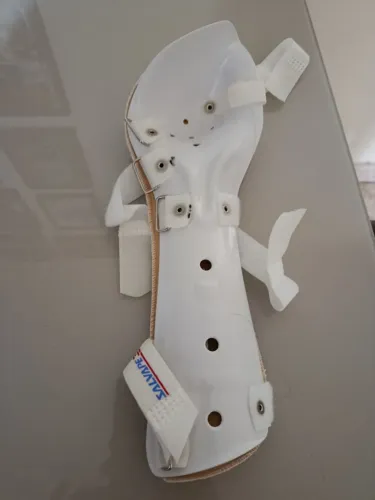 Tala plástica, fechos aderentes, velcro. Punho , mão, dedos, tamanho médio. Marca salvape