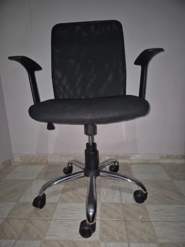 Cadeira de escritório giratória preta