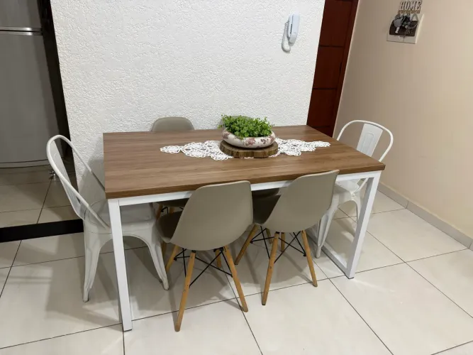 Mesa e cadeiras de jantar estilo industrial