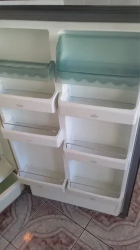 Geladeira antiga em ótimo estado