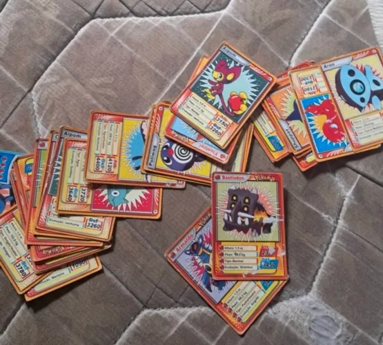 55 Cartas pokemon antigas de coleção