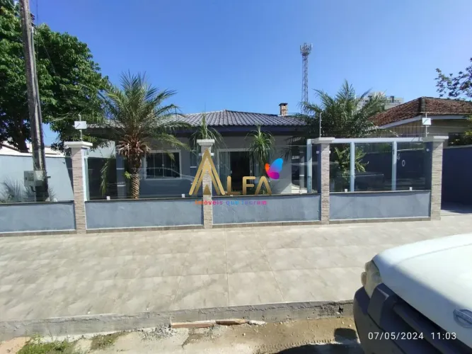 Casa averbada, próxima a praia, com piscina. Aceita permuta.