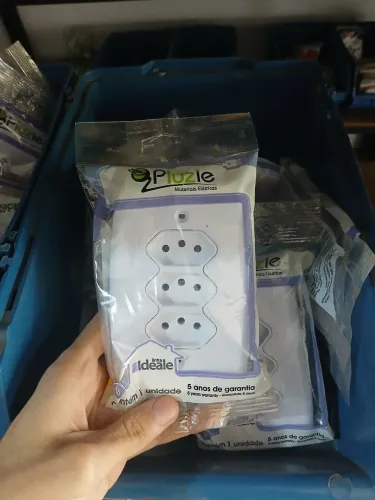 Tomada tripla pluzie