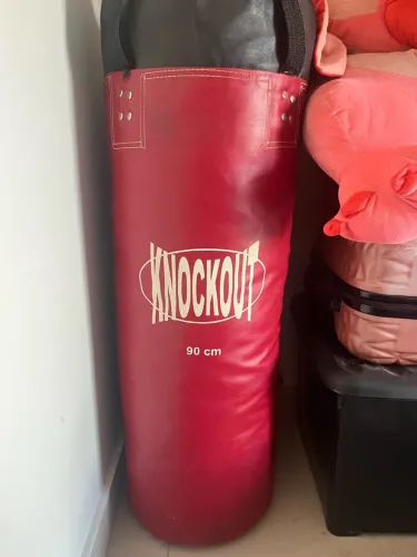 SACO DE PANCADA 90 CM KNOCKOUT + 2 LUVAS BOXE - USADO