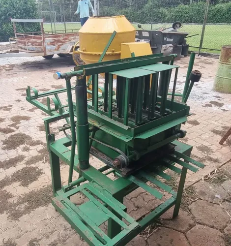 Vendo Máquina de Bloco e Canaleta.