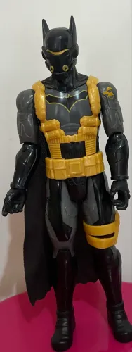 Boneco Batman Missions Armadura Tóxica 30cm articulado Mattel 