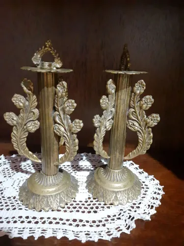 Peças antigas para decorações de metal amarelo passada.