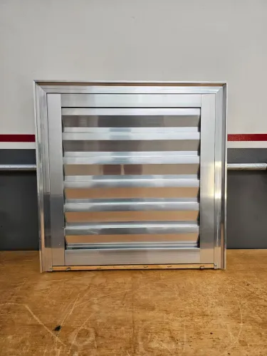Janela Veneziana de Alumínio 60x60 cm com Abertura e Fechadura - Excelente Estado
