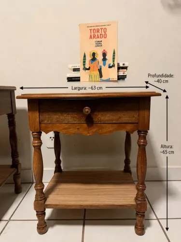 Mesa de cabeceira de madeira maciça