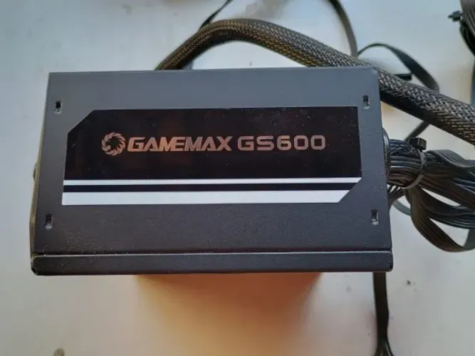 Fonte GAMEMAX GS600 Semi-usada