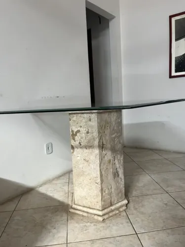 Linda mesa hexagonal - oportunidade, tampo em vidro temperado - pé de granito maciço. 1.5