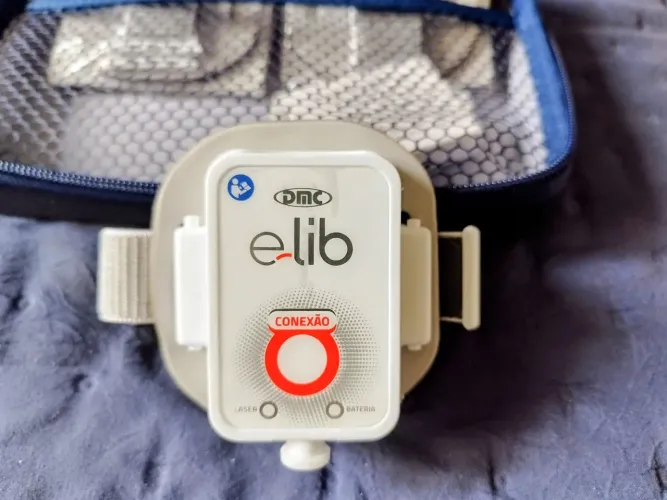 Aparelho para terapia Ilib portátil. Pulseira laser E-lib marca DMC