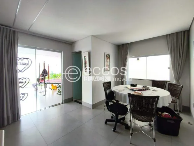Casa para aluguel, 3 quartos, 2 suítes, 4 vagas, Santa Mônica - Uberlândia/MG