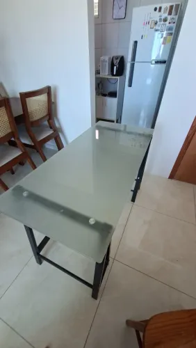 Mesa escrivaninha de vidro e cavaletes de metal