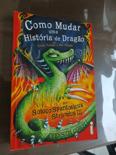 Livro como mudar uma história de dragão. Serie como treinar o seu dragão. 