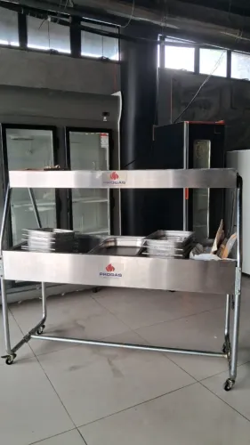 Balcão de self-service Progás com 12 cubas e rodízios