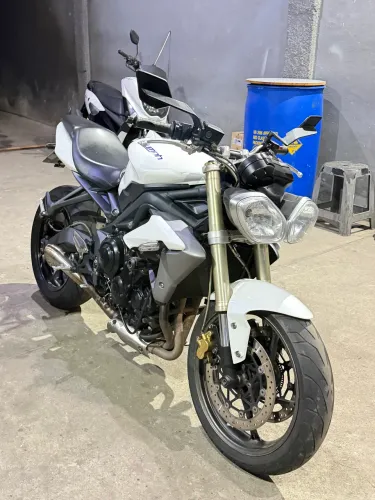 Triumph Street Triple 675 - Ano 2014