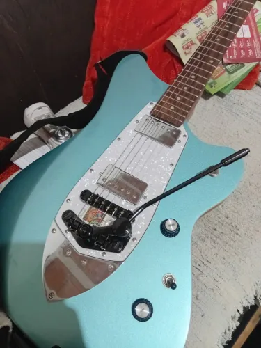 Guitarra Tagima Rocker Cosmos Unique c/ Guyker Les Trem estilo Jazzmaster