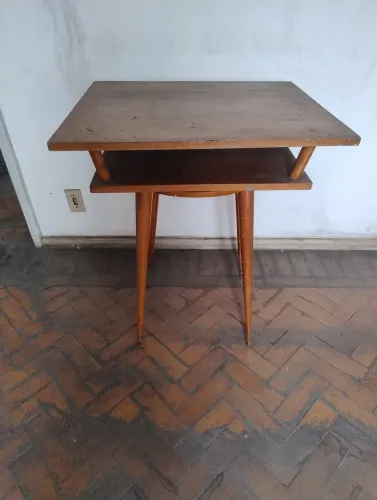 Mesa de madeira com suporte embaixo