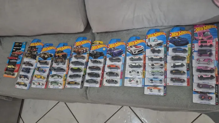 LOTE COM 51 MINIATURAS DE CARRINHOS NOVOS, SENDO 48 HOTWHEELS