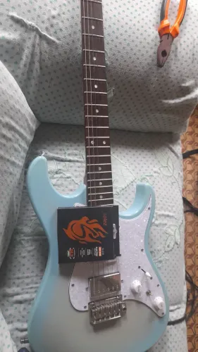 Guitarra estela Oasis . Guitarra regulada pronta para tocar .